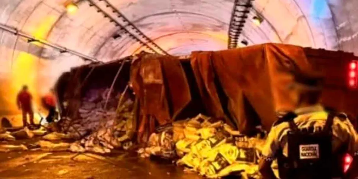 Muere conductor de tráiler tras impactarse en el túnel Zoquital de la autopista México-Tuxpan