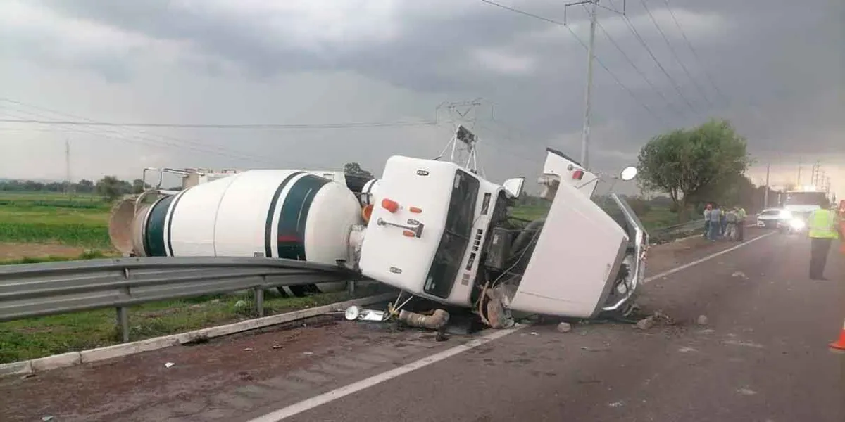Volcadura de revolvedora causa tráfico en la México-Puebla, a la altura de Huejotzingo