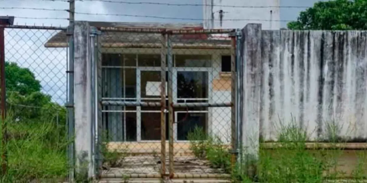 Dejan a indígenas de Zihuateutla sin servicio médico; Casa de Salud abandonada