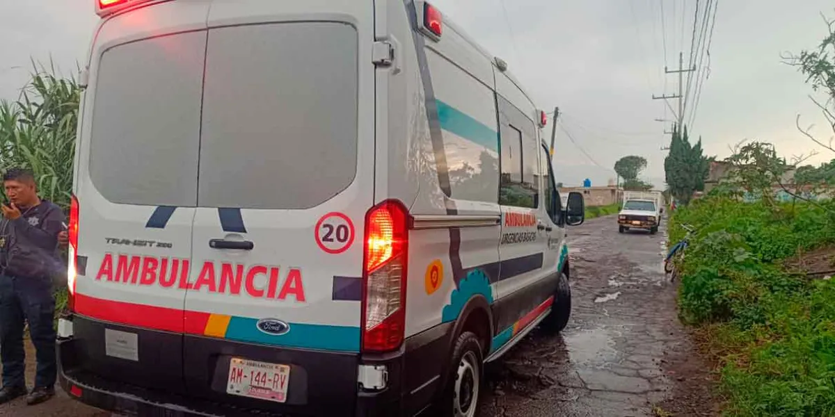 Motociclista sufre caída en San Diego Cuachayotla y se retira sin recibir atención médica