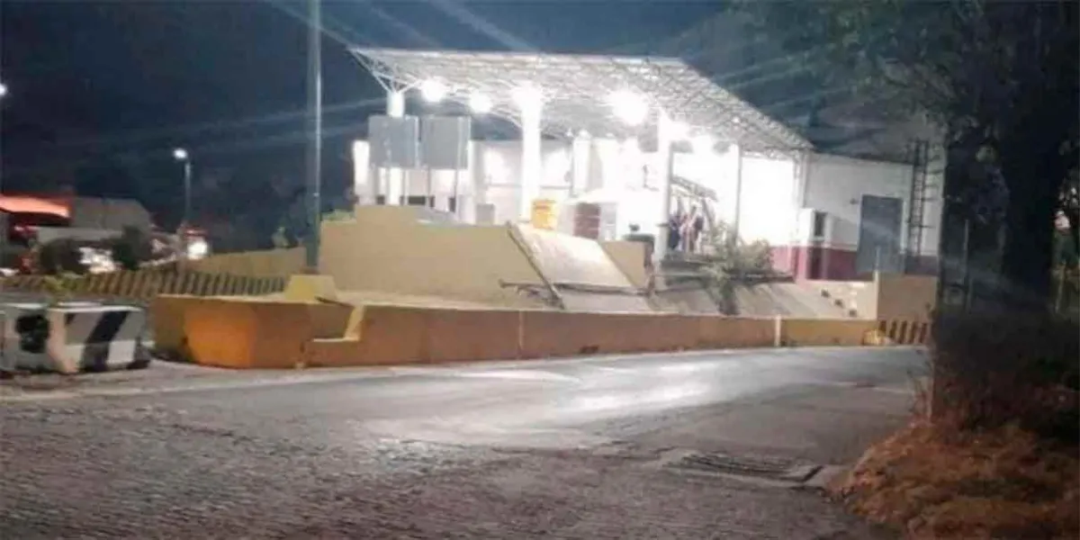 Sujetos armados asaltan caseta de cobro en la autopista Cuacnopalan-Oaxaca