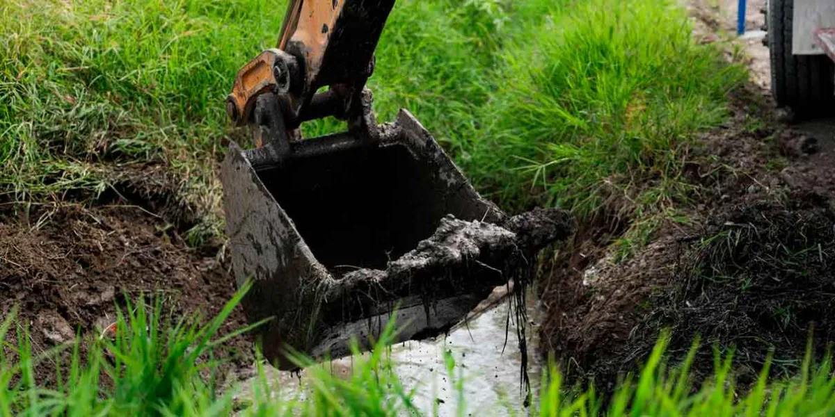 Inicia limpieza de zanjas en San Andrés Cholula para prevenir inundaciones y riesgos sanitarios
