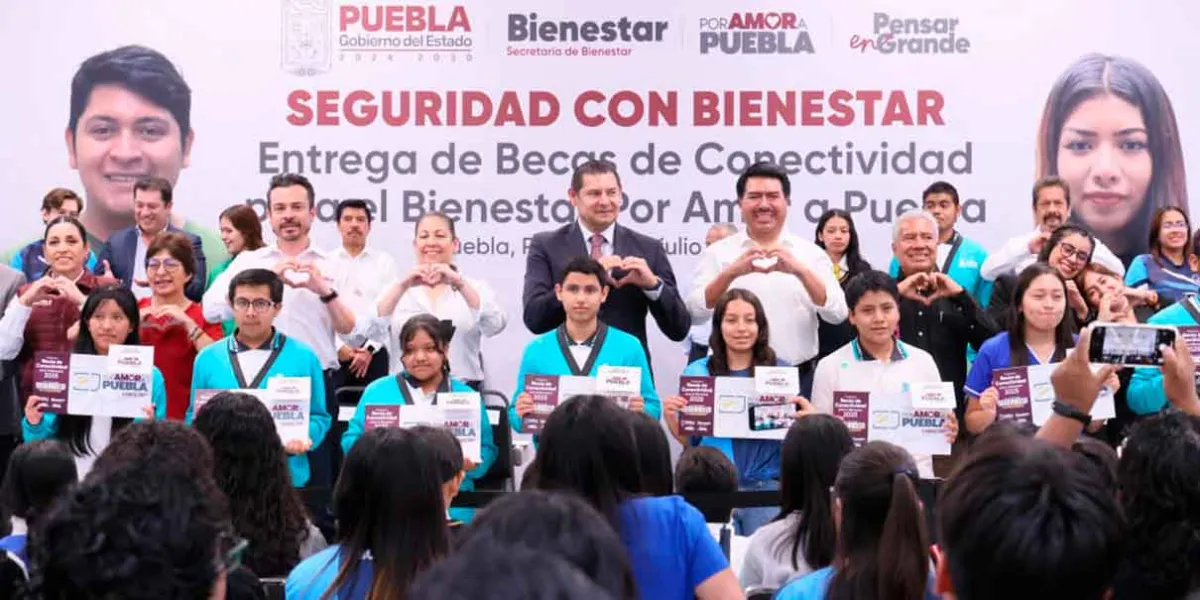 Armenta entrega 2 mil Becas de Conectividad para estudiantes poblanos en situación vulnerable