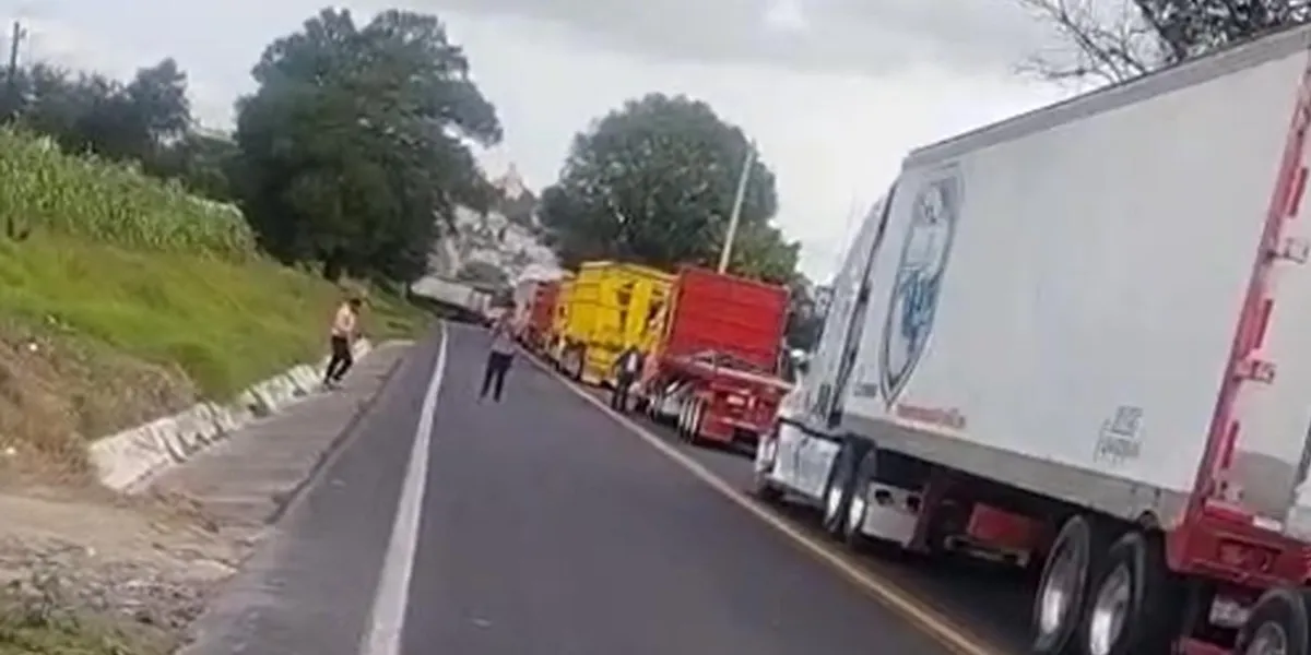 Bloqueo de carreteras en Acatzingo y El Seco; transportistas exigen seguridad