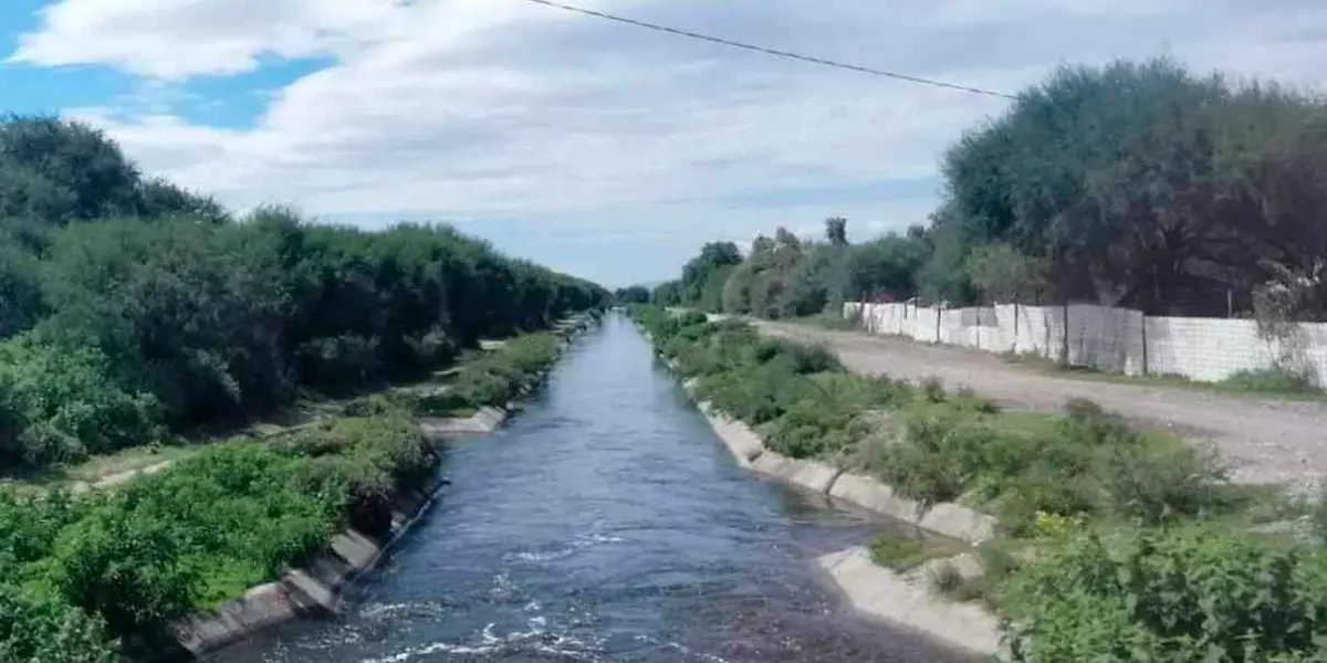 Hallan a hombre sin vida en canal de riego de Tecamachalco