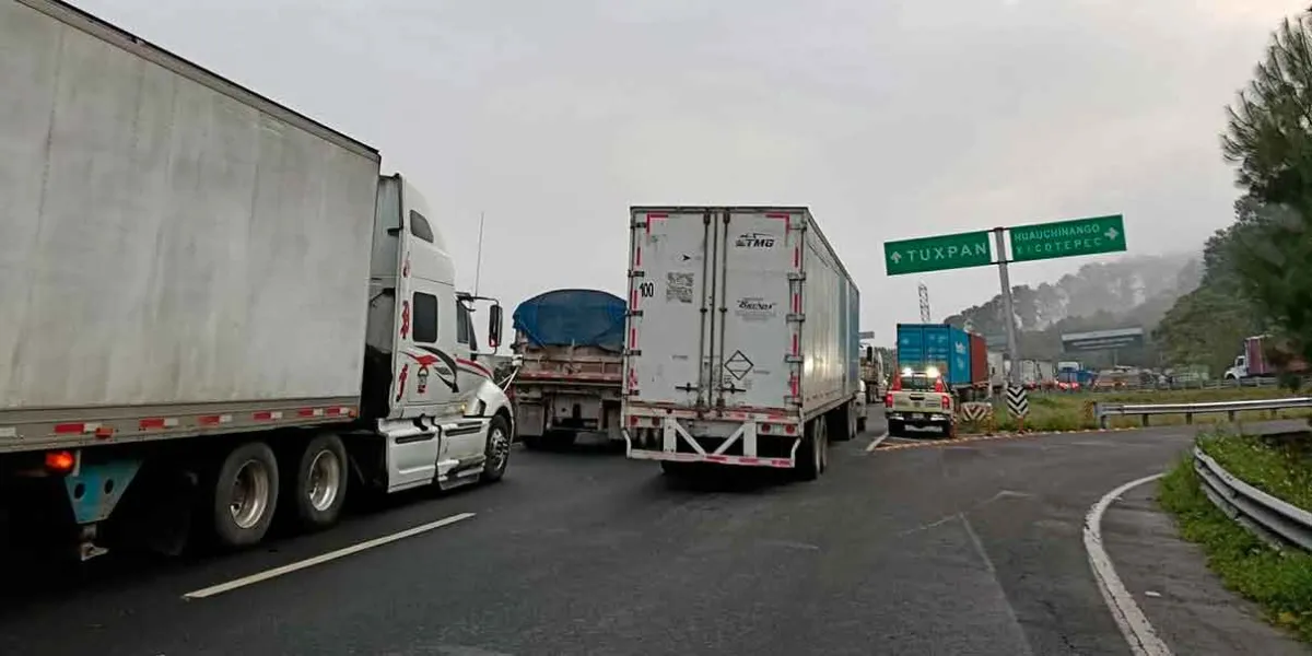 Lluvias provocan derrumbe y cierre de la autopista México-Tuxpan en Xicotepec