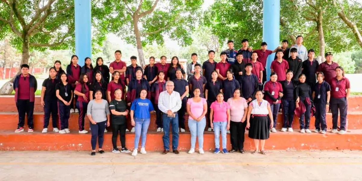 Festejan graduaciones en telesecundaria y primaria de Huauchinango