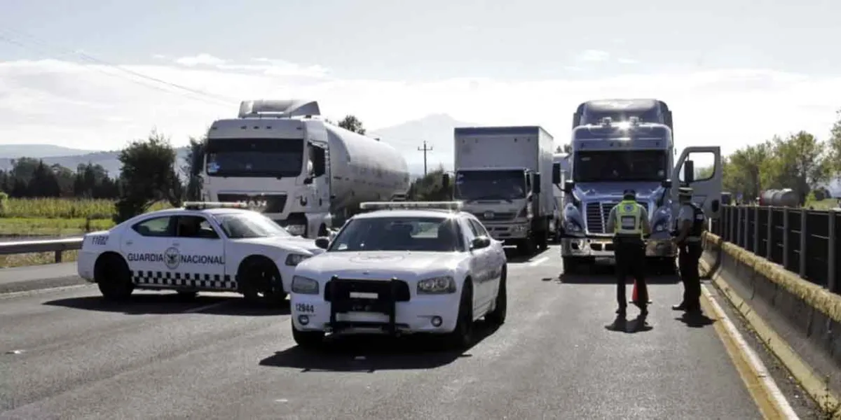 Por aire y tierra la Guardia Nacional va tras bandas criminales en la autopista México-Puebla