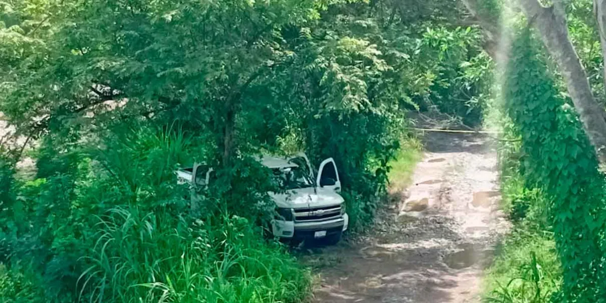 Criminales abandonaron camioneta con armamento en Xicotepec