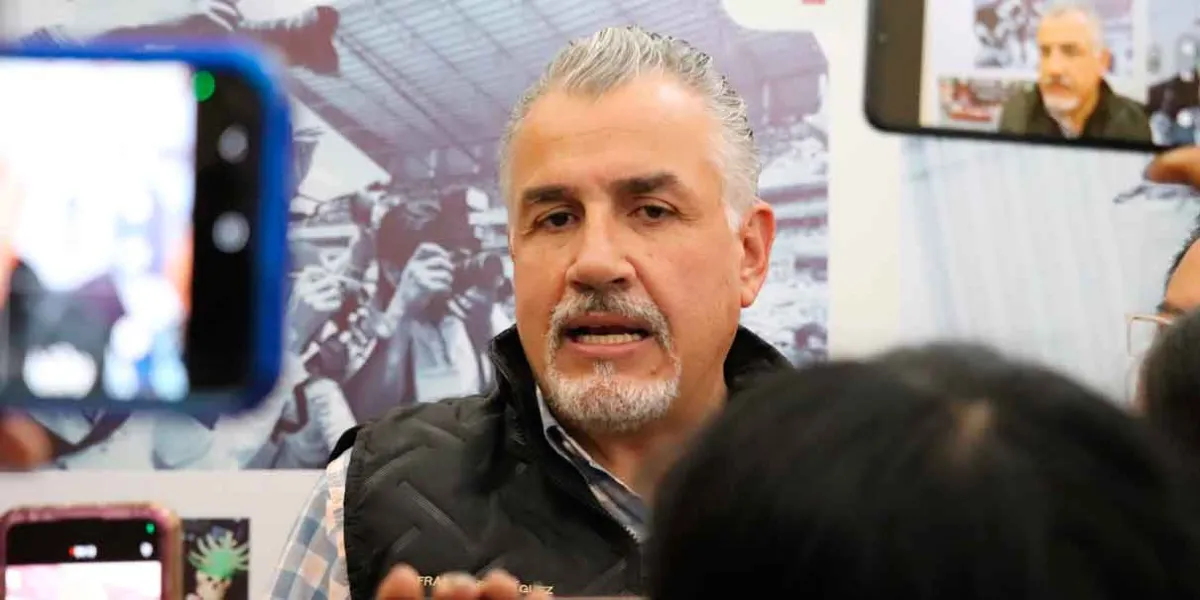 Son permanentes los operativos contra la venta de alcohol en vía pública: Franco Rodríguez Hola Radar de las 17:00 horas: Dos hombres fueron hallados sin vida en Xicotepec tras una presunta riña con arma blanca. Los hombres identificados como trabajadores de FINCA estuvieron consumiendo alcohol antes de la riña. *** Autoridades de los tres niveles de gobierno desplegaron un operativo de seguridad en San Martín Texmelucan, con supervisión de vehículos tras los hechos violentos ocurridos en semanas atrás