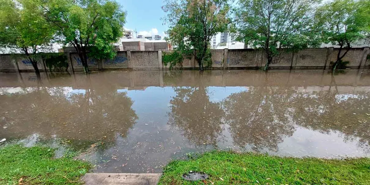 Lluvia causa cierres viales e inundaciones en Puebla: cierran el Puente de México