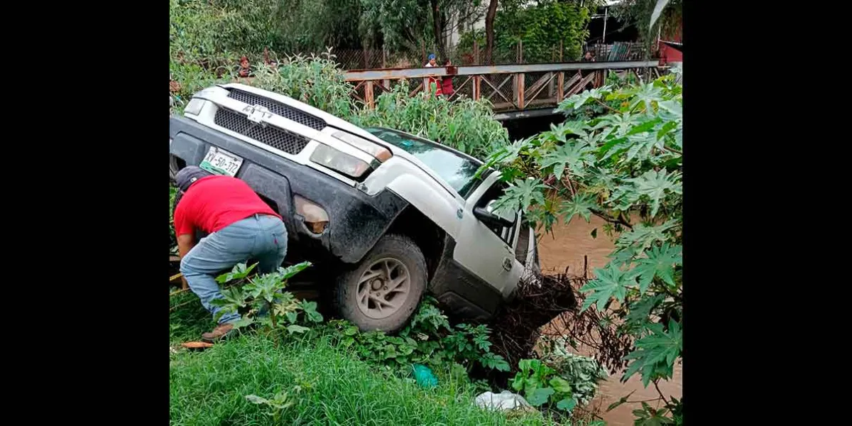 Camioneta a punto de caer al río Atoyac es rescatada por bomberos y comerciantes en Texmelucan