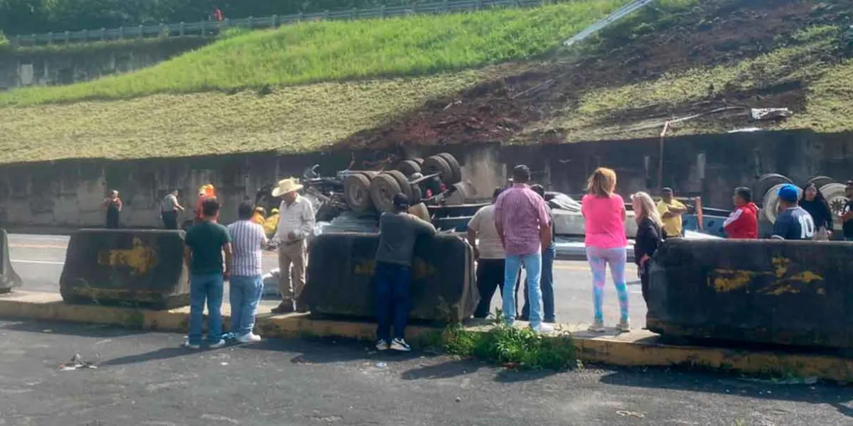 Murió un niño al volcar tráiler sin frenos en la Sierra Norte 