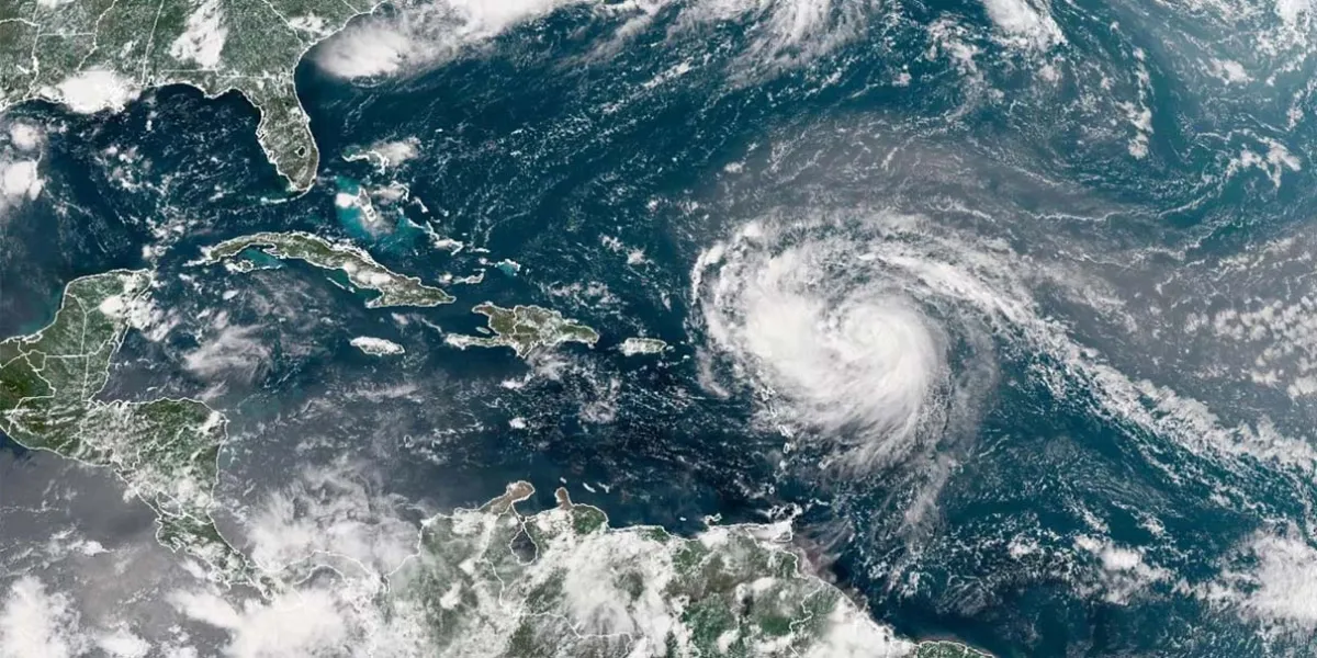 ‘Erin’, huracán catastrófico de categoría 5, avanza por el Caribe con fuertes lluvias