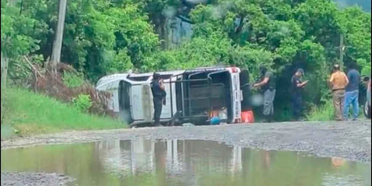 Venustiano Carranza: patrulla municipal vuelca por exceso de velocidad