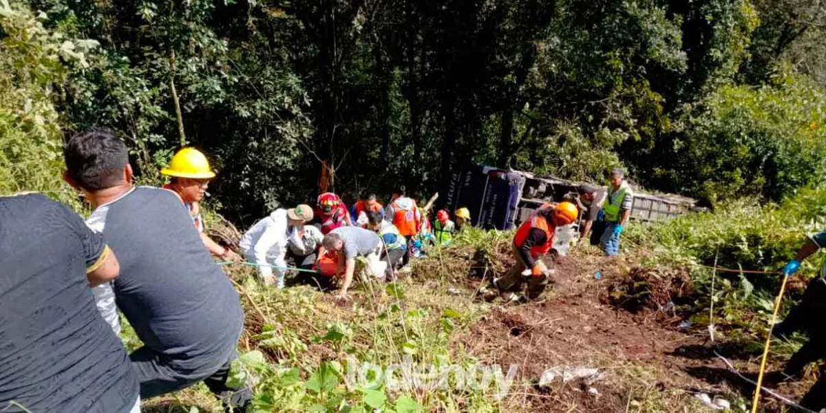 Autobús de pasajeros cae a barranco en Huachinango; hay dos personas muertas 