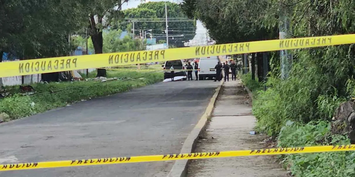 Hallan cuerpo envuelto en plástico y en descomposición atrás del mercado La Cuchilla en Puebla