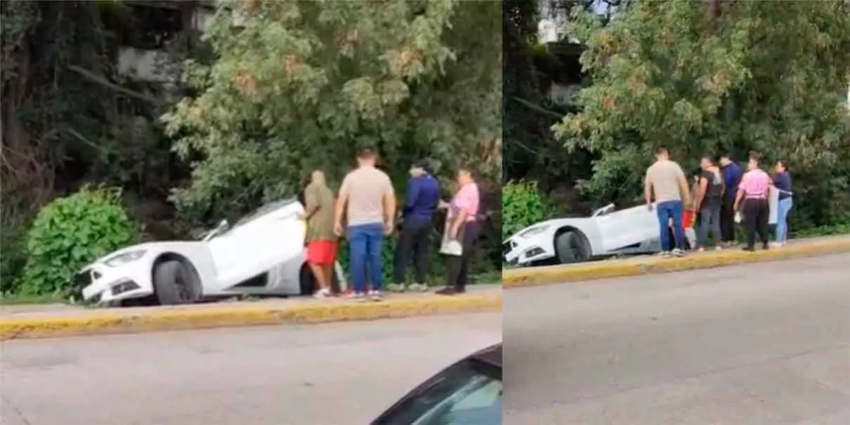 Vehículo estuvo a punto de caer al río Atoyac en Texmelucan