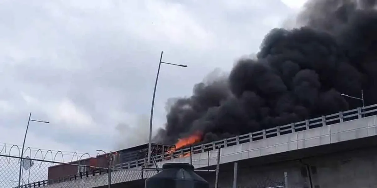 Choque y volcadura en autopista México-Puebla deja tres muertos; tráiler cayó sobre una camioneta