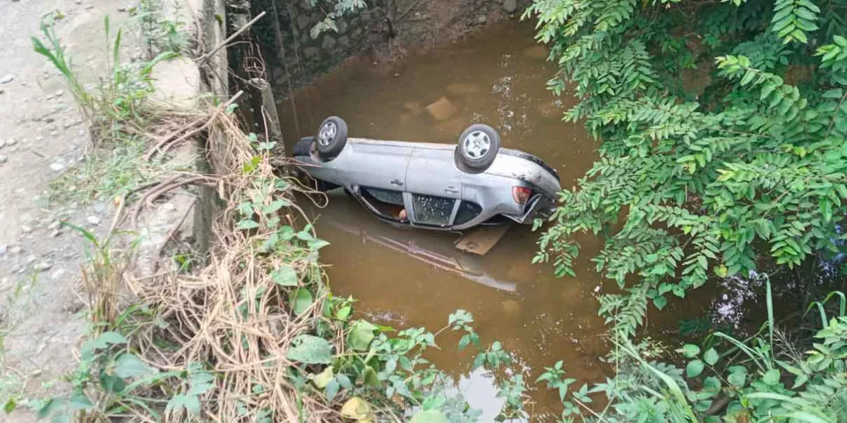 Hallan a pareja putrefacta dentro de auto en río de Pantepec