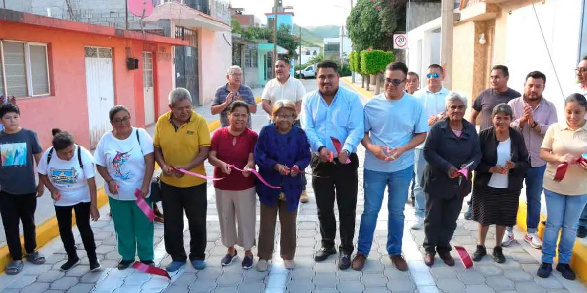 Vecinos de Lomas de Temaxcalapa, Atlixco, recibieron calle adoquinada