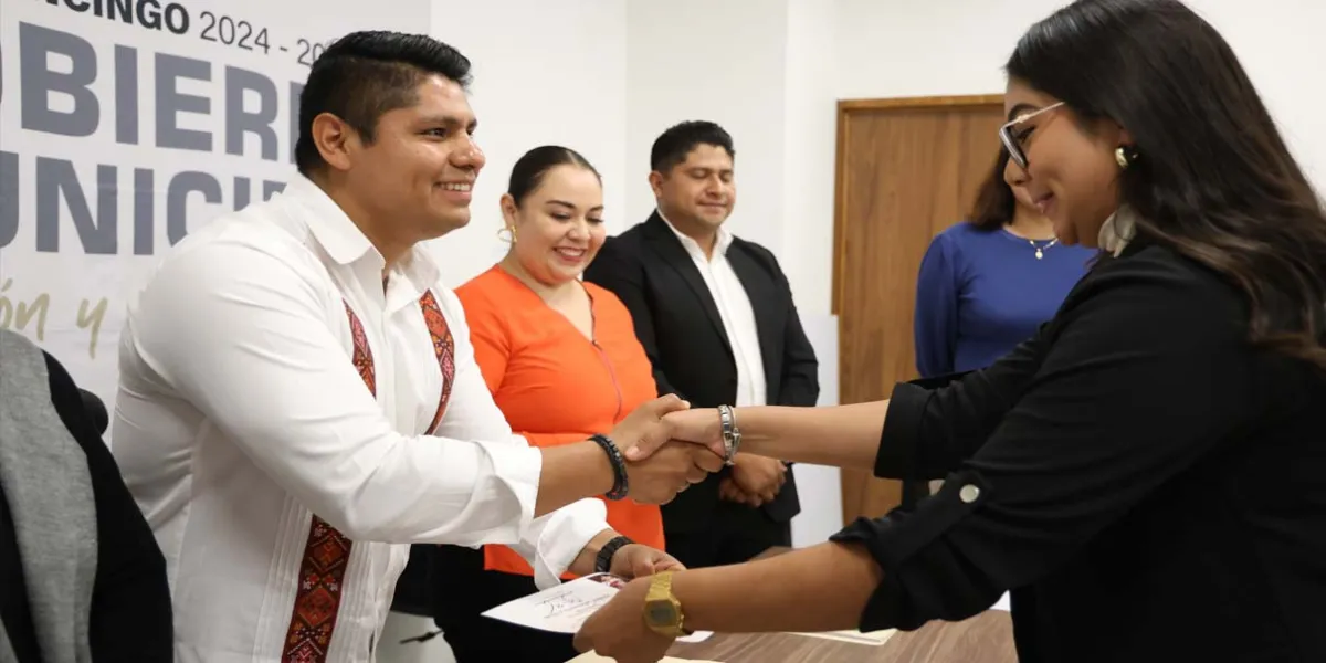 Omar Muñoz premia a jóvenes en el concurso “Regidor por un día” en Cuautlancingo