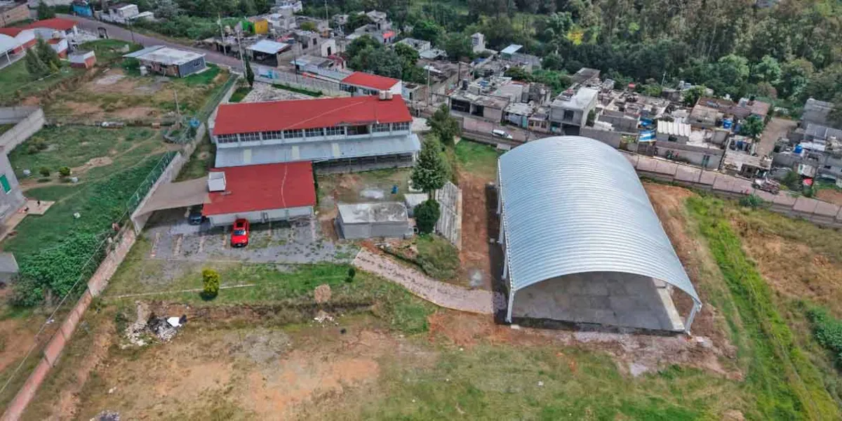 Omar Muñoz supervisa construcción de arco techo en San Lorenzo Almecatla