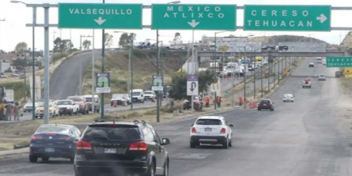 Piedras en la calle y atracos: el peligro de conducir por el Periférico en Puebla