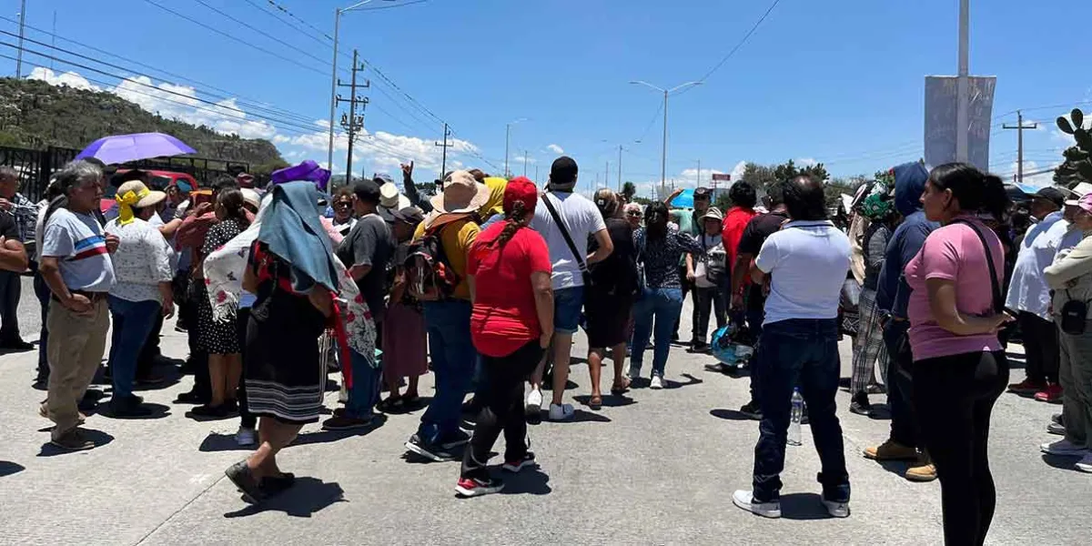 Comerciantes de Tehuacán protestan en caseta Cuacnopalan-Oaxaca; exigen destitución de administradora del Mercado La Purísima