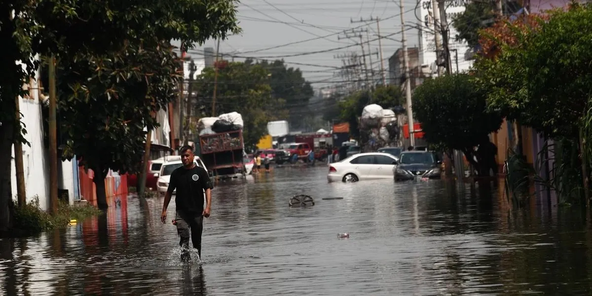 Lluvias provocan inundaciones de aguas negras en Iztapalapa 