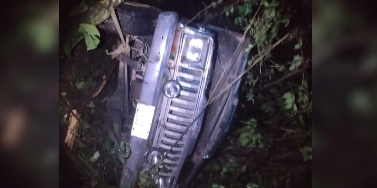 Accidente en Xicotepec: camioneta cae a barranco y deja tres lesionados