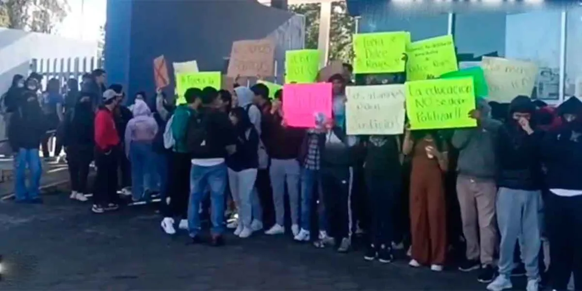 Estudiantes del Tecnológico de San Martín Texmelucan mantienen paro y exigen destitución de directora