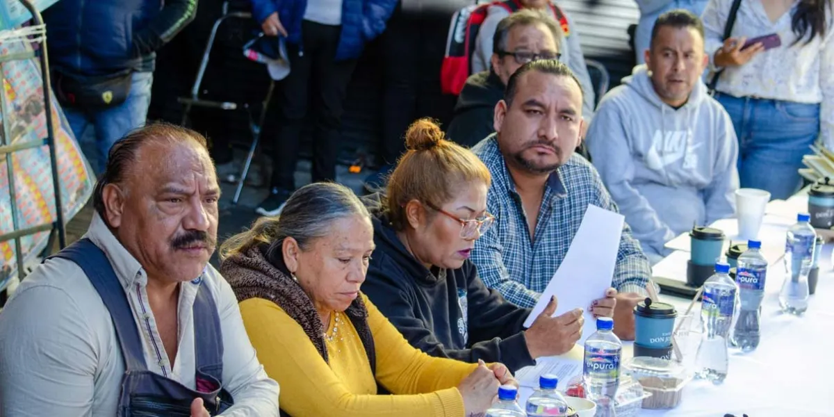 Ambulantes abren frente contra la 28 de Octubre; exigen no más invasiones