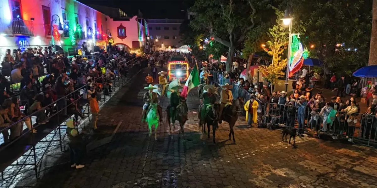 Atlixco celebra su tradicional cabalgata con más de mil 500 jinetes previo al Grito de Independencia