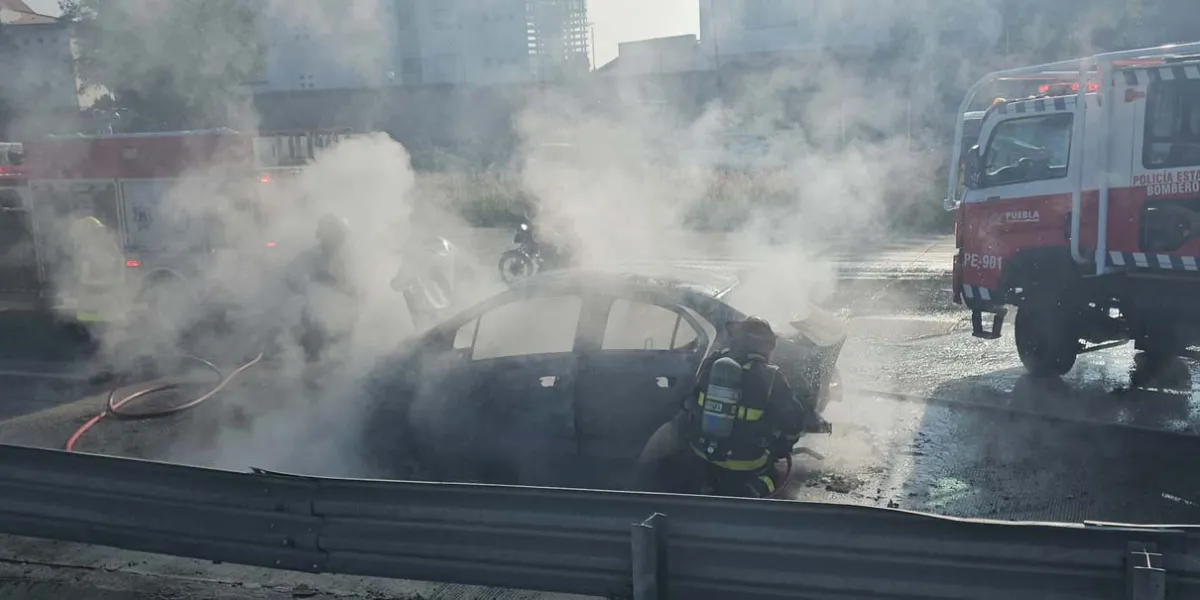 Carambola en Periférico Ecológico de Puebla deja auto incendiado; bomberos controlan el fuego