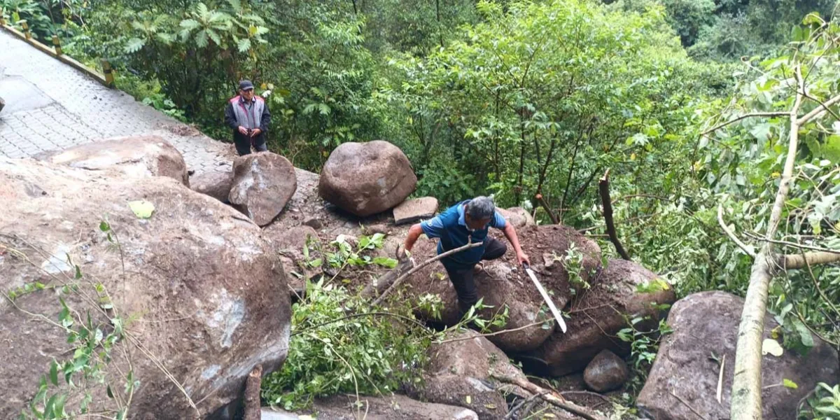 Con maquinaria despejan el camino a Cuacuila, Huauchinango