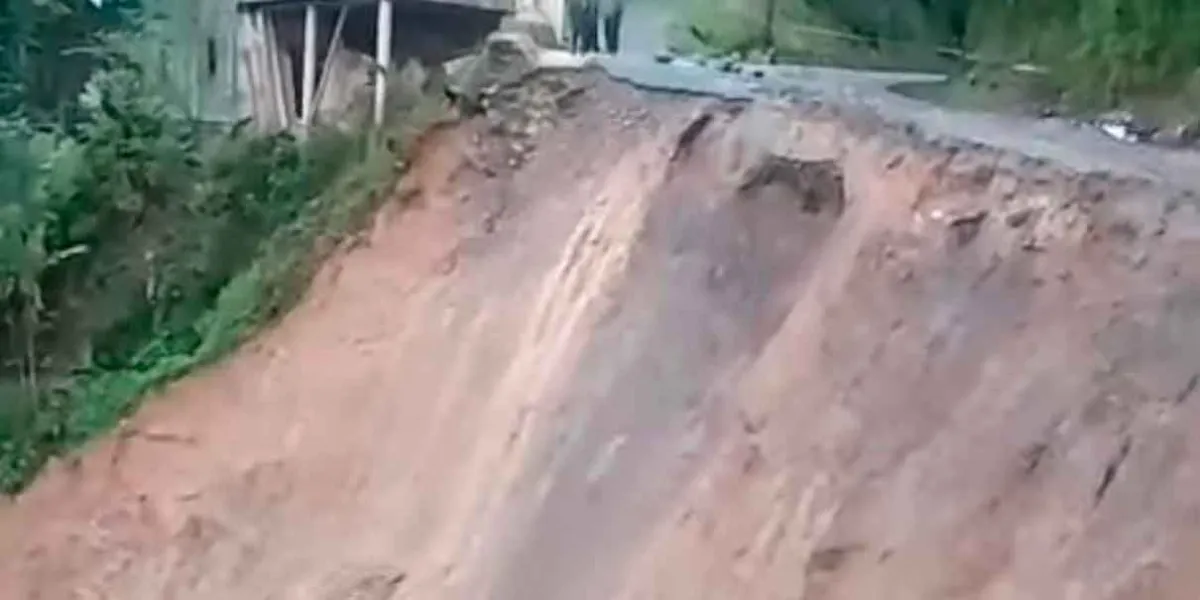 Derrumbes por lluvias bloquean carretera en San Miguel Eloxochitlán, Puebla