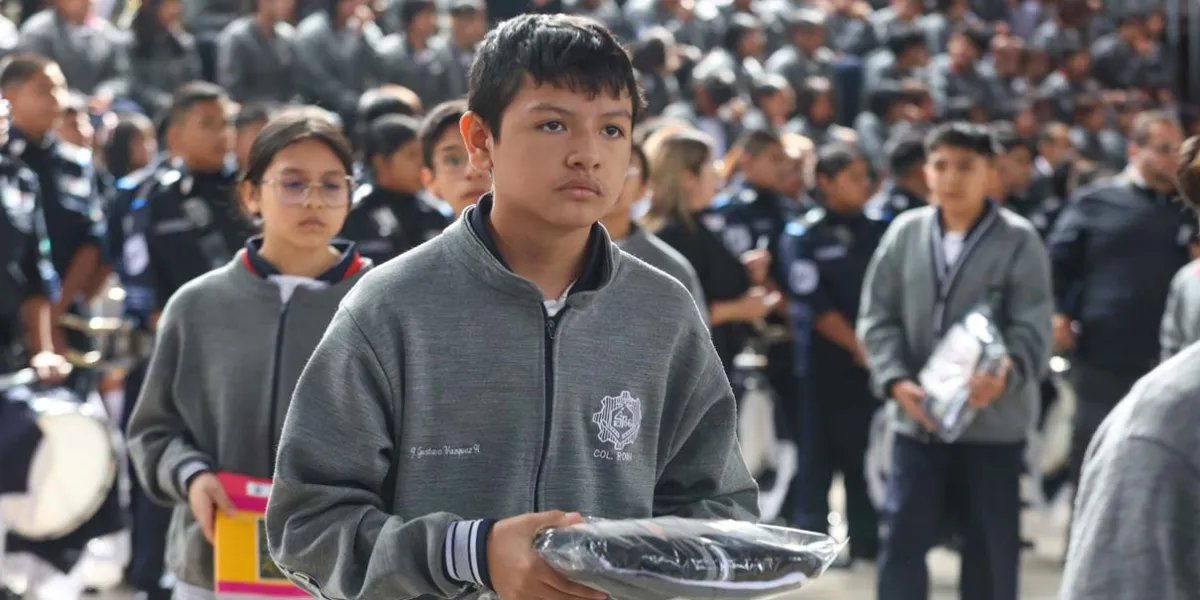 Estudiantes poblanos recibirán uniformes y zapatos escolares; hoy inició la entrega