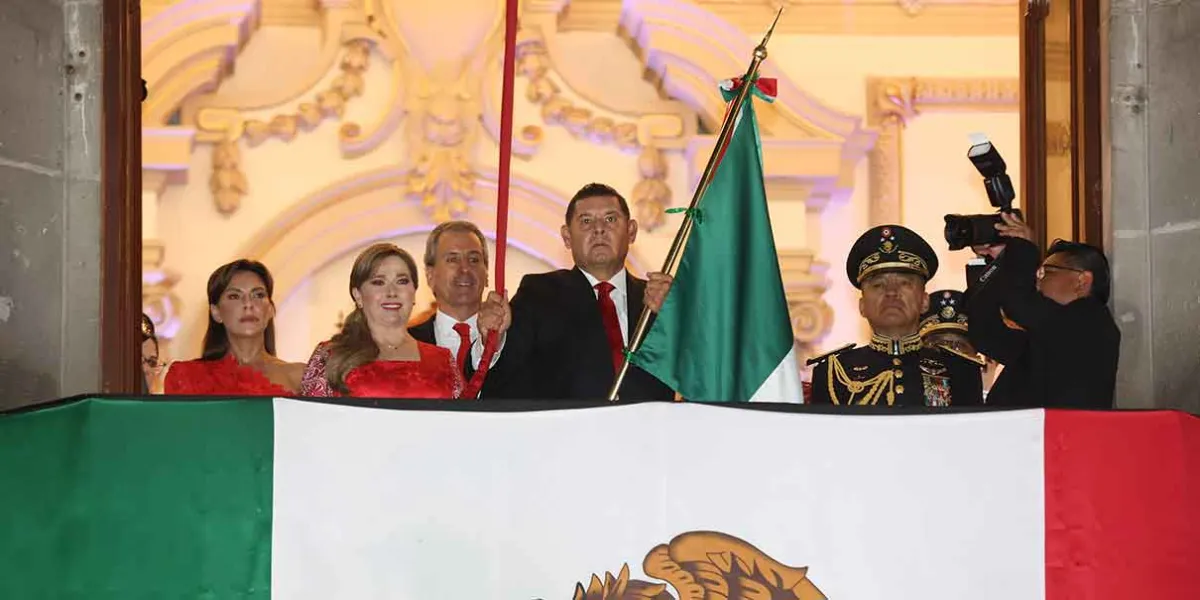 Alejandro Armenta da su primer Grito de Independencia en Puebla desde Palacio Municipal