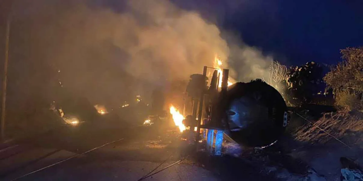 Incendio de tractocamión provoca cierre parcial en la autopista Puebla–Orizaba