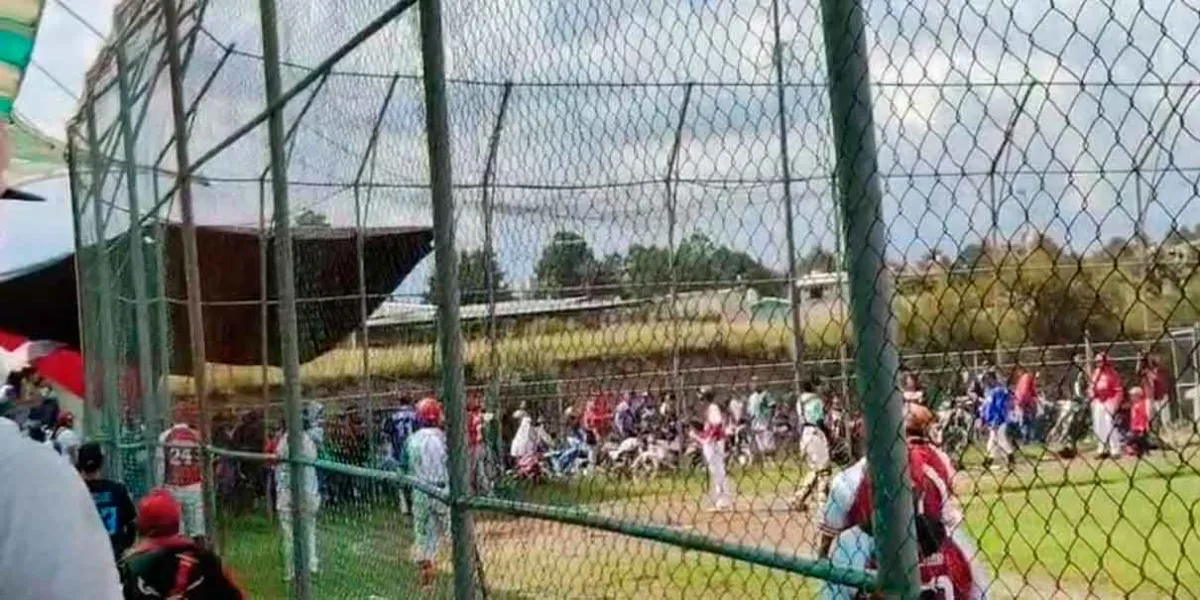 Hombres y mujeres armaron la campal durante partido de beis en Tlalancaleca