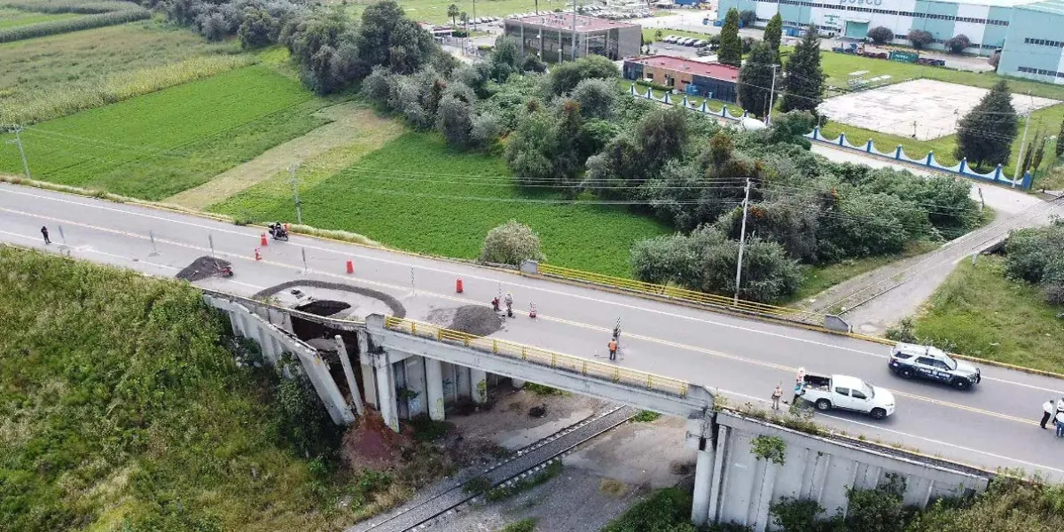 Socavón en puente del bulevar Aeropuerto provoca cierre total en Huejotzingo