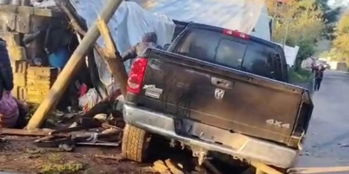 Trágico accidente en Zacatlán: camioneta Dodge RAM se estampa contra vivienda