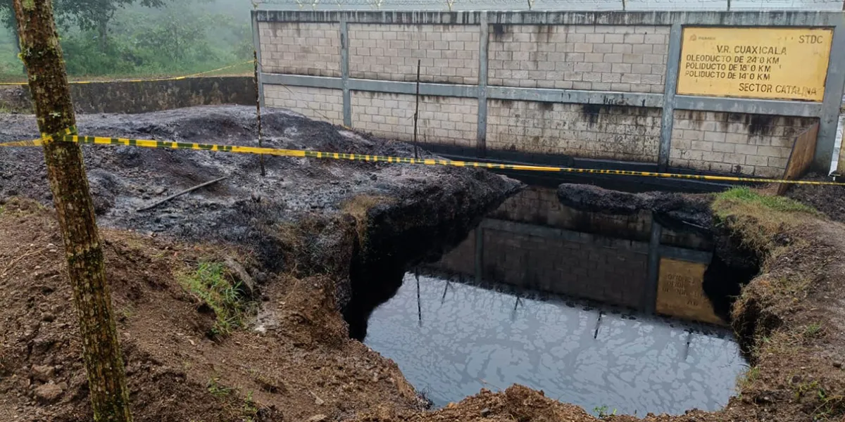 Derrame de hidrocarburo contamina arroyos en Xicotepec; piden intervención de Pemex