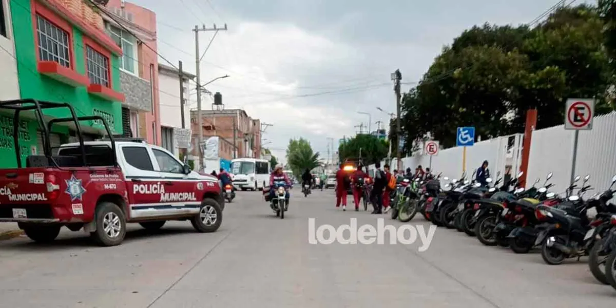 Retiran a dos alumnos del CETis 17 de Texmelucan por ingresar con arma y réplica