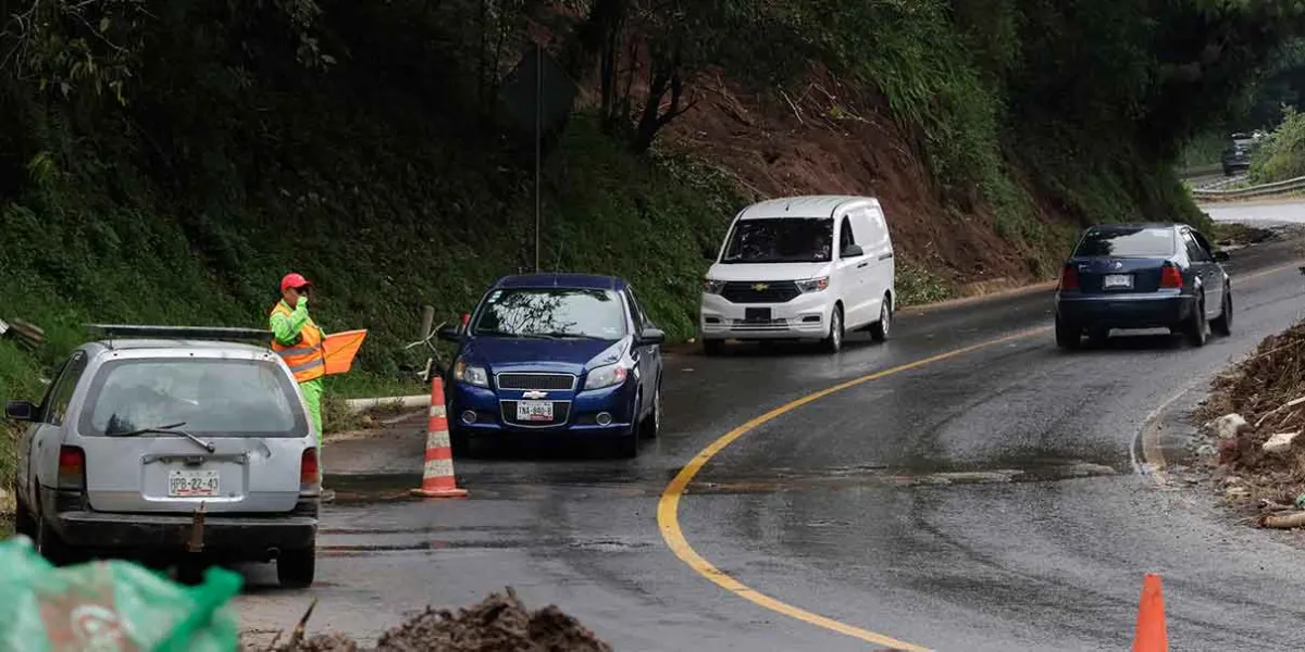 Ingenieros civiles alertan riesgo de colapsos en carreteras por lluvias en Puebla