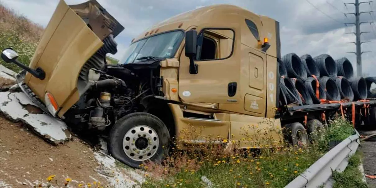 Tráiler pierde frenos y se sale de la autopista México-Puebla en Huejotzingo