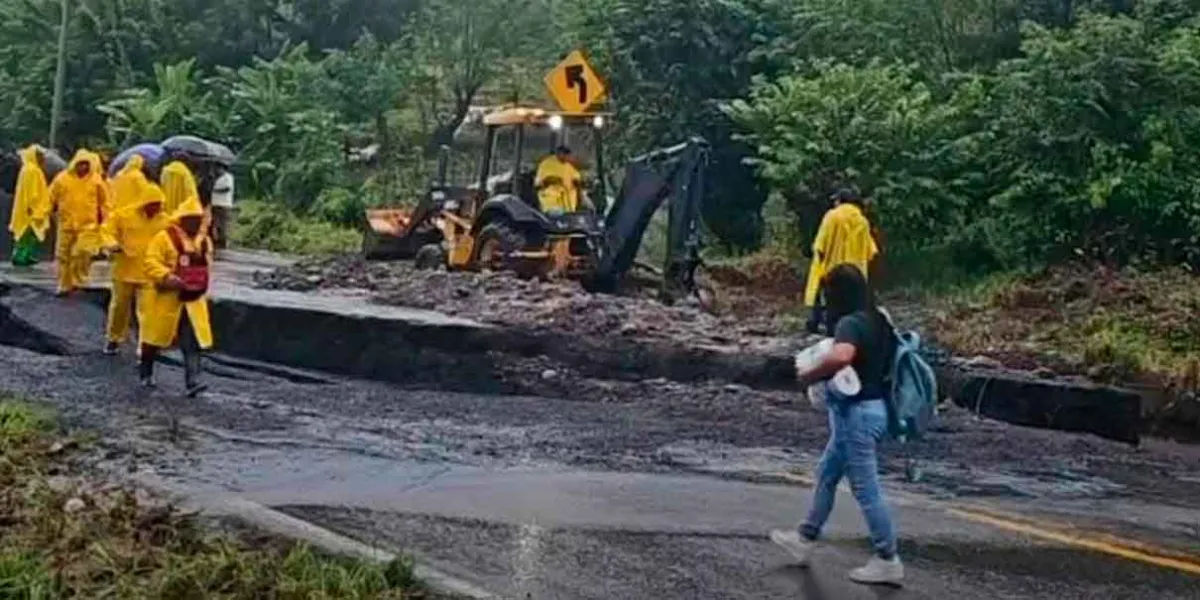 Tormentas y deslaves provocaron el cierre total de la carreteras en la Sierra Norte
