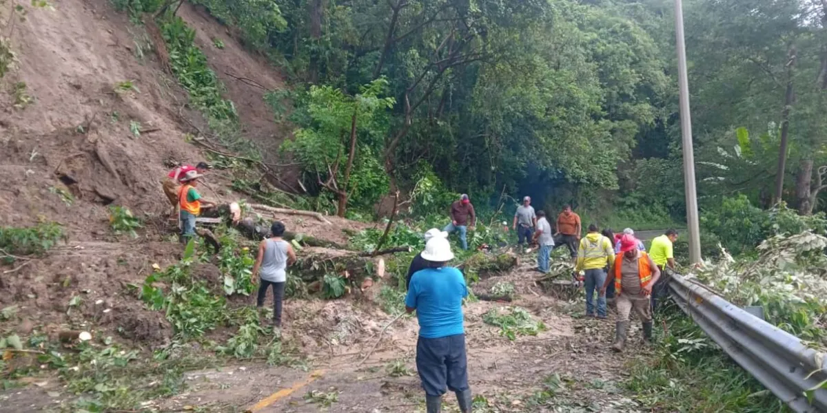 Deslaves y carreteras destruidas en al menos 10 municipios de la Sierra Norte