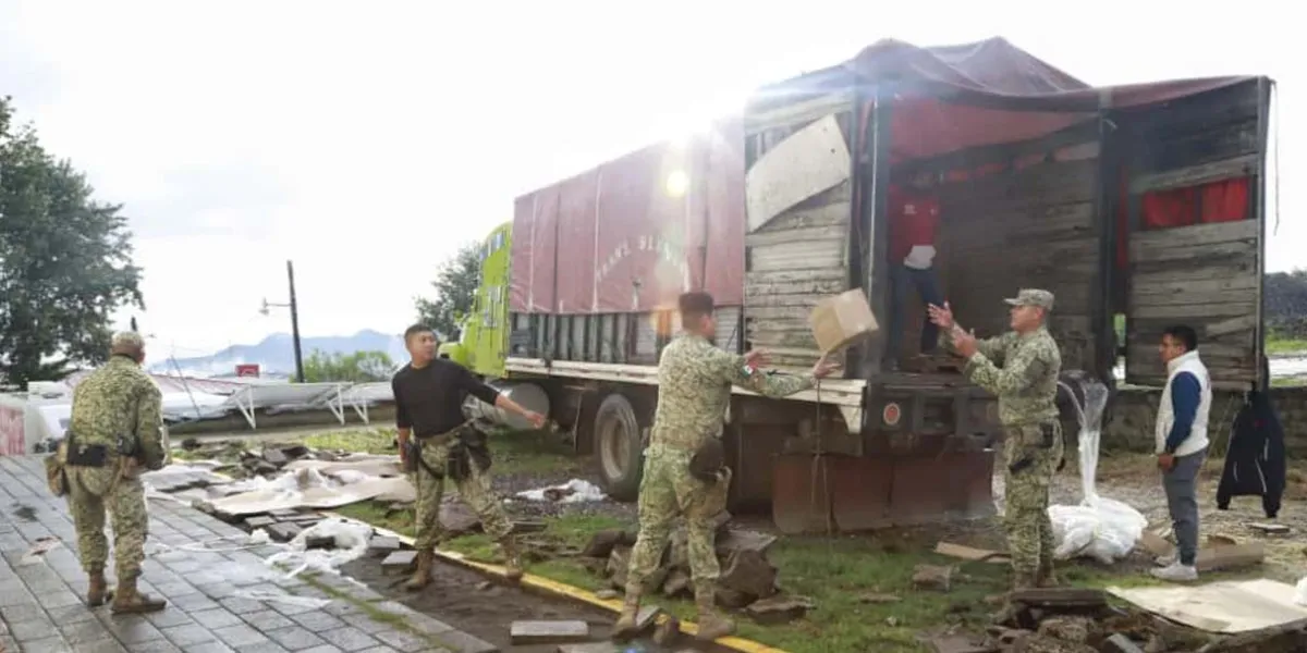 Despensas y ayuda humanitaria llegan a Huauchinango tras Raymond